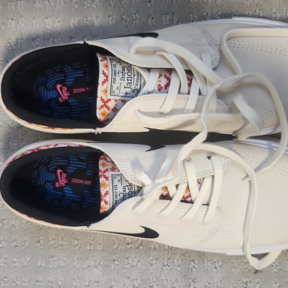 Nike shoes - Picture 2 of 3